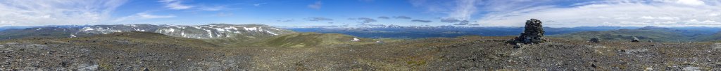 360-Grad-Panorama am Gipfel des Groenhoi (1579m) am Sladalsvegen zwischen Romsdalen und Otterdalen mit Blick auf Gravdalshalsen (1548m), Steinkollen (1731m), Knatthoin (1706m), Sore Kjolhaugen (1768m), Nonshoe (1502m), Tatterhoe (1345m), Kvitingshoe (1230m) und Kristofferhaugen (1170m); im Norden sieht man in der Ferne die deutlich höheren Berge des Dovrefjells mit Svanatindan (2209m) und Snohetta (2286m), Norwegen, Juli 2022.