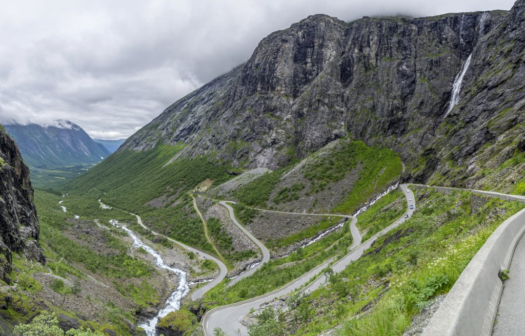 Trollstigen-Auffahrt von Andalsnes kommend durch das Isterdalen, Norwegen, Juli 2022.