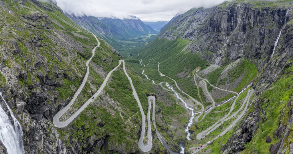 Aussichtspunkte verschaffen einem einen grandiosen Blick auf die steile Trollstigen-Auffahrt von Andalsnes ins Valldalen, Norwegen, Juli 2022.