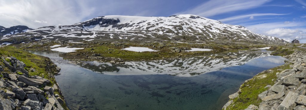 Am Ablauf des Djupvatnet am Skjerdingdalsbreen unter den Gipfeln von Skjerdingdalsegga (1632m), Blatind (1663m) und Saetreskarsfjellet (1606m), Norwegen, Juli 2022.