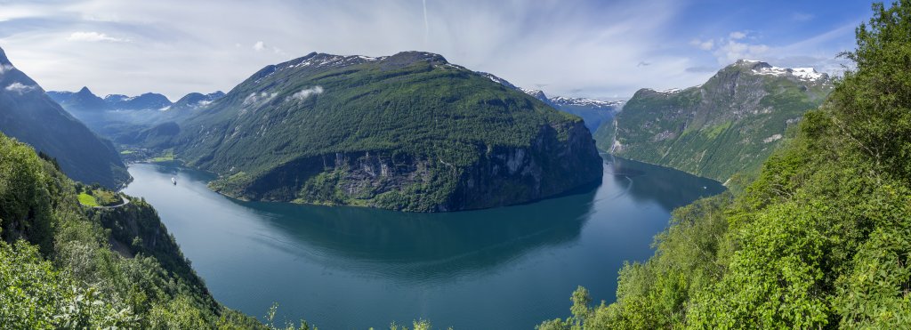 Blick vom Ornevegen auf Geiranger, den Geirangerfjorden, Blahornet (1667m) und Geitfjellet (1615m), Norwegen, Juli 2022.