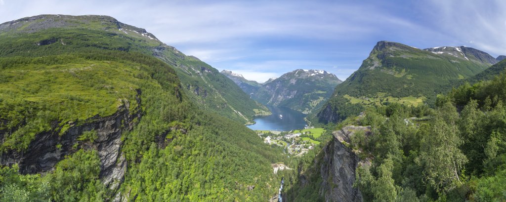 Blick von der Aussicht am Geirangervegen auf den Ort Geiranger, den Geirangerfjorden, Blahornet (1667m), Geitfjellet (1617m) und Saetertverrfjellet(1689m), Norwegen, Juli 2022.