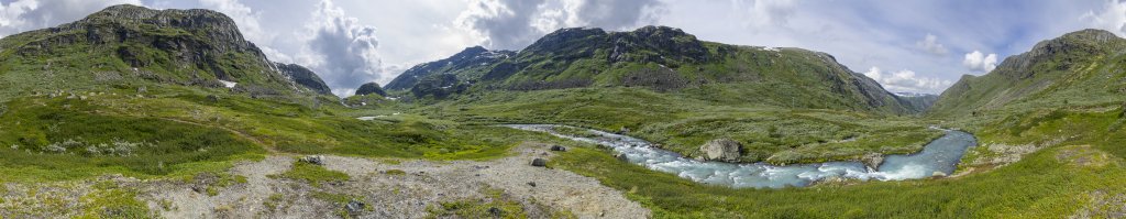 360-Grad-Panorama im Breidsaeterdalen am Sognefjellsvegen zwischen Breidsaeterstulen und Krossbu, Norwegen, Juli 2022.