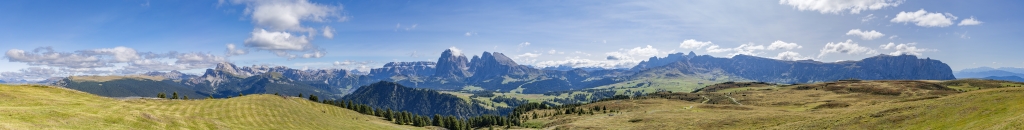 Weites Dolomitenpanorama am Gipfel des Puflatsch (2176m) hoch über der Seiseralm von der Puez-Geissler-Gruppe über den Gebirgsstock der Sella mit dem Piz Boe, Lang- und Plattkofel, dem Rosengarten im Süden und dem Schlern, Dolomiten, Südtirol, September 2023.