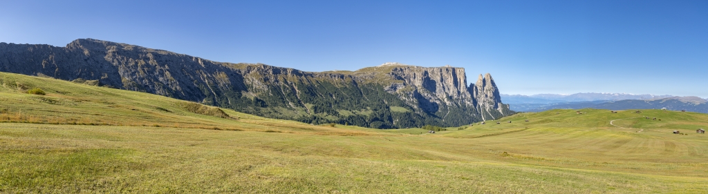 Blick hinüber zum Schlern (2563m) und zur Santnerspitze (2.414m) im Aufstieg über die Seiseralm zur Roßzahnscharte, in der Ferne die schneebedeckte Ortlergruppe, Dolomiten, Südtirol, September 2023.