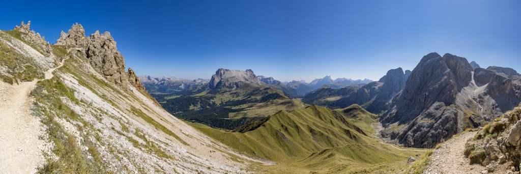 Nach der Überschreitung der Roßzahnscharte (2499m) eröffnet sich der Blick zum Lang- und Plattkofel, den dahinter hervorlugenden Piz Boe und Pordoi-Joch in der Sella, der mit einer Gletscherhaube versehenen Marmolata und den steilen Nordabbrüchen des Rosengartens, Dolomiten, Südtirol, September 2023.