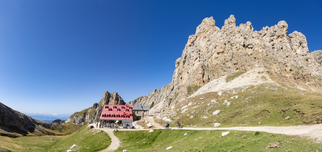 Tierser-Alpl-Hütte (2444m) unterhalb der steil aufragenden Roßzähne, Dolomiten, Südtirol, September 2023.