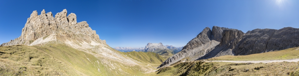 Im Abstieg vom Tierser Alpl eröffnet sich der Blick auf die über uns aufragenden Roßzähne (2653m), die weit entfernte Puez-Geissler-Gruppe mit dem Saas Rigais, den Plattkofel (2958m), Sella mit Piz Boe und Pordoijoch  sowie die Gruppe aus Nordwestlichem Molignon (2780m), Molignonspitz (2820m) und Molignon di Dentro (2852m), Dolomiten, Südtirol, September 2023.