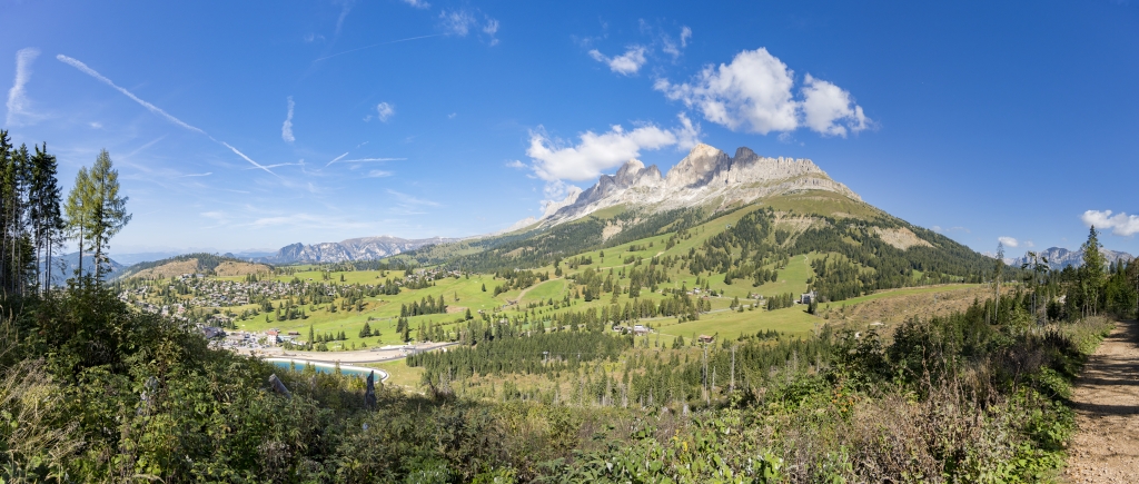 Am Karerpass (1745m) oberhalb der Ortschaft Carezza mit Blick auf die Gruppe des Rosengartens mit der Rotwand (2806m) und der Roda del Diavolo (2727m), Dolomiten, Südtirol, September 2023.