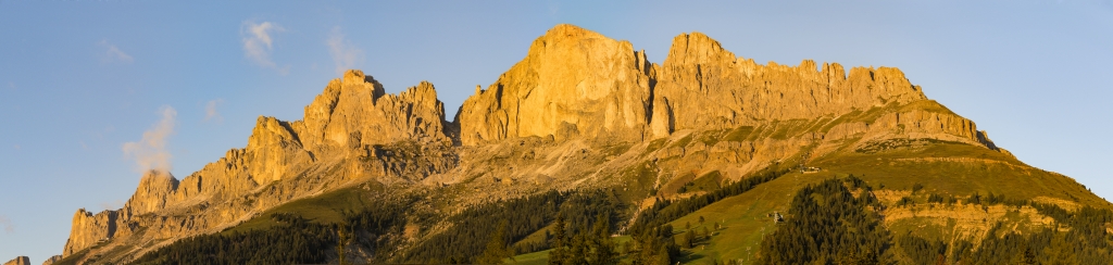 Abendliches Alpenglühen bei Sonnenuntergang am Karerpass mit Blick auf die Westwände des Rosengartens, Dolomiten, Südtirol, September 2023.