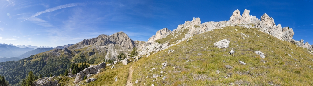 Panorama am südlichen Ende des Rosengartens auf dem Schafsteig von der Bergstation der Catinaccio-Bergbahn zur Rotwandhütte unter der Rotwand/Roda di Vael (2806m), Dolomiten, Südtirol, September 2023.