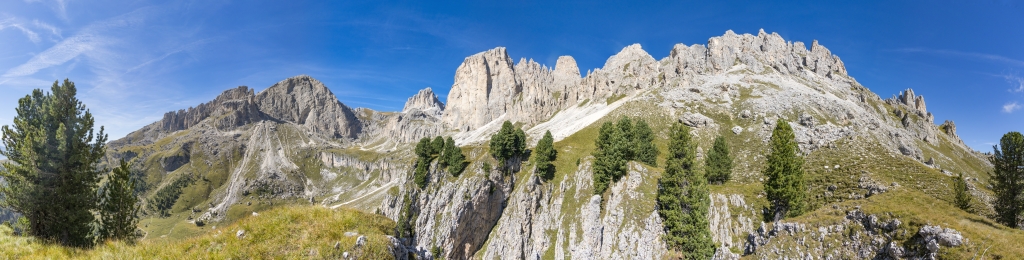Panorama am südlichen Ende des Rosengartens auf dem Schafsteig von der Bergstation der Catinaccio-Bergbahn zur Rotwandhütte unter der Rotwand/Roda di Vael (2806m) mit Blick auf die Rotwand (2806m), die Tscheiner Spitze (2810m), Mugoni (2730m) und die Spitzen der Zigolade (2520m), Dolomiten, Südtirol, September 2023.