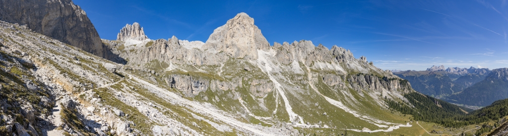 Panorama am südlichen Ende des Rosengartens auf dem Schafsteig von der Bergstation der Catinaccio-Bergbahn zur Rotwandhütte unter der Rotwand/Roda di Vael (2806m) mit Blick auf die Tscheiner Spitze (2810m), Mugoni (2730m), die Spitzen der Zigolade (2520m) und weitem Blick bis hinüber zur Marmolata-Südwand (3343m), Dolomiten, Südtirol, September 2023.