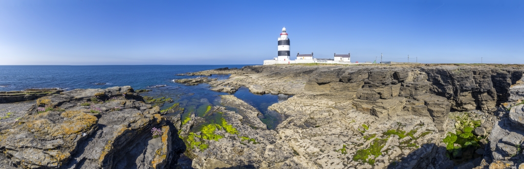 Hook Lighthouse ist ein Gebäude auf Hook Head an der Spitze der Hook-Halbinsel in der Grafschaft Wexford in Irland. Er ist einer der ältesten Leuchttürme der Welt, Irland, Juni 2023.