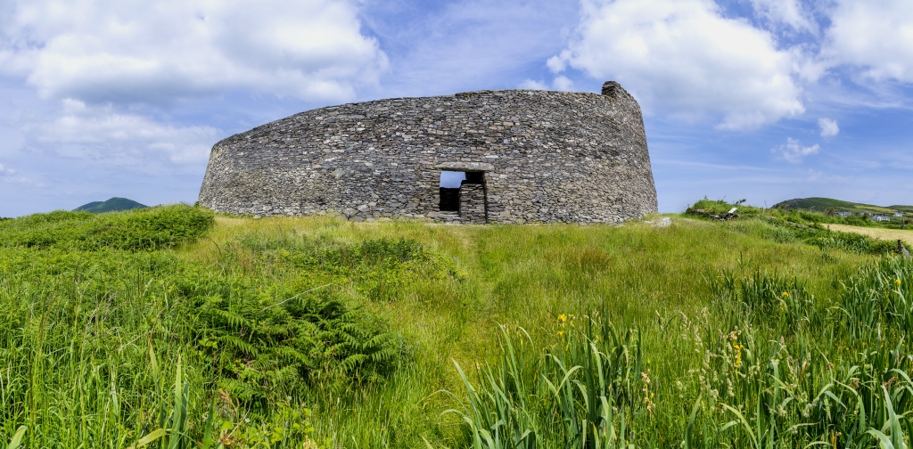 Cahergal Stone Fort (7. Jh.) ist - neben dem für Besucher nicht zugänglichen Stone Fort Leacanabuaile - mit seinen 25m Durchmesser und bis zu über 4m hohen Mauern eins der beiden eisenzeitlichen (und rekonstruierten) Ringforts der Cahersiveen Ring Forts auf der Iveragh-Halbinsel am Ring of Kerry, Irland, Juni 2023.