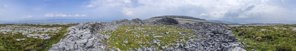 360-Grad-Panorama am Stein-Fort Cathair Dhún Iorais mit 25m Durchmesser im Burren NP oberhalb von Black Head, Irland, Juni 2023.