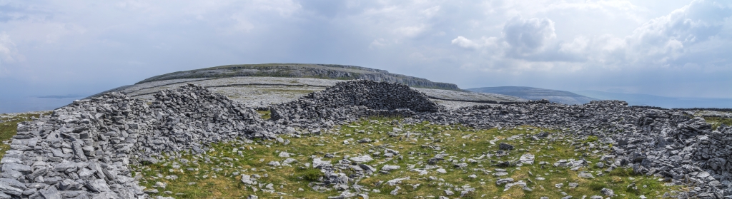 Stein-Fort Cathair Dhún Iorais mit 25m Durchmesser im Burren NP oberhalb von Black Head, Irland, Juni 2023.