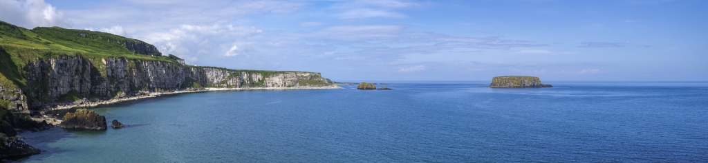 Steilküste bei der Vogelinsel Carrick-a-Rede und Sheep Island, Irland, Juni 2023.