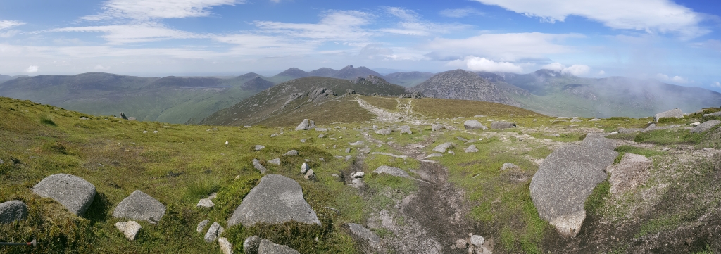 In den Mourne Mountains im County Down - Vom Slieve Binnian (747m) über den Slieve Binnian North (660m) mit den Granitfels-Formationen der beiden Nord-Tors, Irland, Juni 2023.