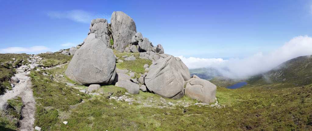In den Mourne Mountains im County Down - Vom Slieve Binnian (747m) über den Slieve Binnian North (660m) mit der Granitfels-Formation des Nord-Tors, Irland, Juni 2023.