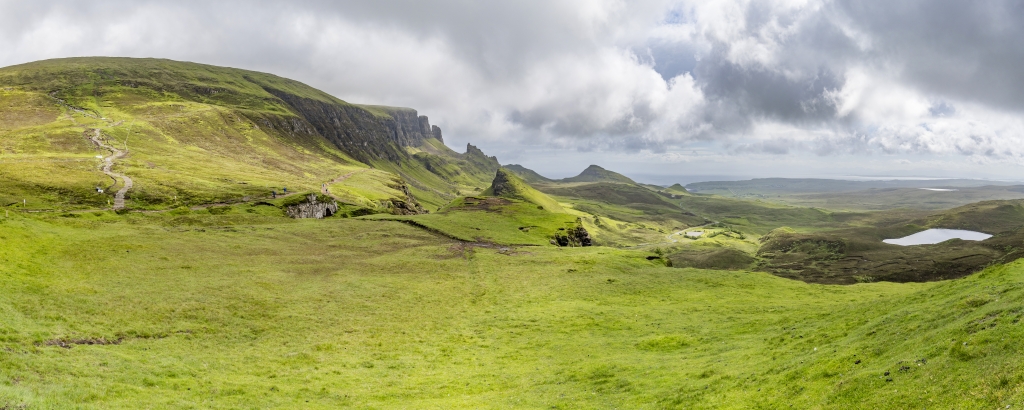 Der Quiraing ist der nördlichste Kamm der vulkanisch geprägten Trotternish Ridge auf der Isle of Skye - Blick vom Quiraing Viewpoint an der Straße von Staffin, Isle of Skye, Schottland, Juni 2024.
