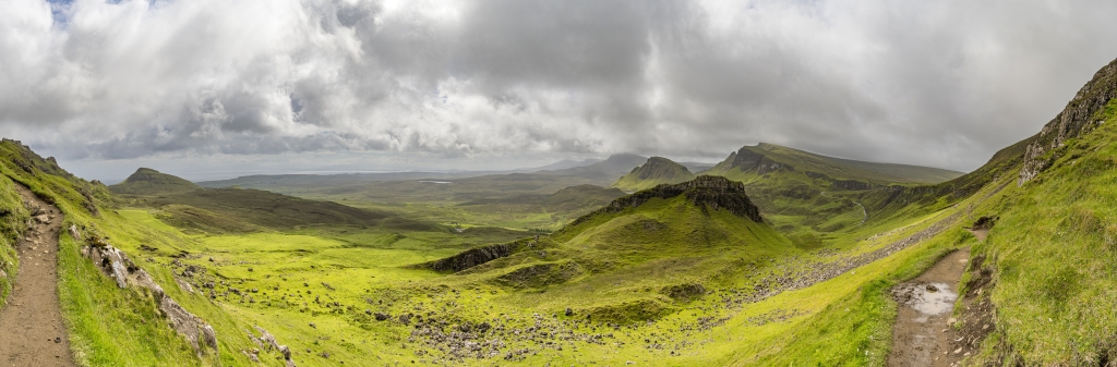 Der Quiraing Walk führt stets an der Abbruchkante der Trotternish Ridge unterhalb des Meall na Suiramach (543m) und des Coire Faoin (452m) entlang, Isle of Skye, Schottland, Juni 2024.