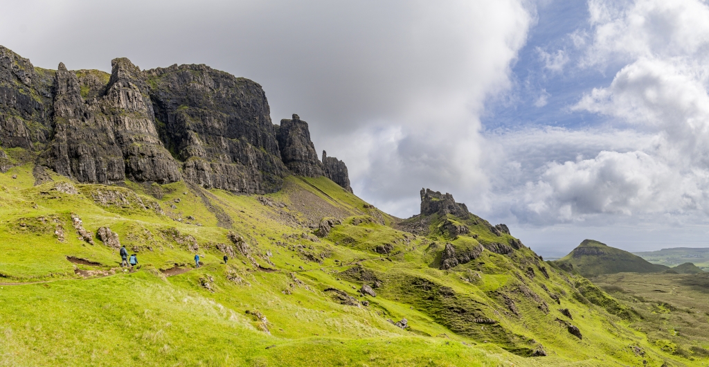 Der Quiraing Walk passiert viele bizarre Felsformationen und führt hier zwischen The Needle und The Prison hindurch, Isle of Skye, Schottland, Juni 2024.
