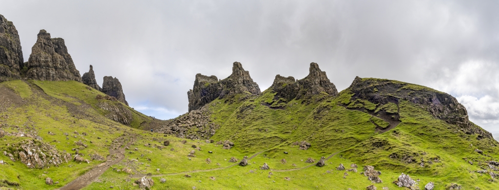 Der Quiraing Walk passiert viele bizarre Felsformationen und führt hier zwischen The Needle und The Prison hindurch, Isle of Skye, Schottland, Juni 2024.