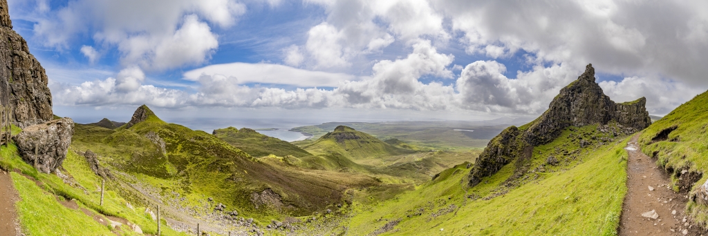 Nach dem Passieren von The Needle und The Prison vollführt der Quiraing Walk einen Schwenk nach Norden und gibt den Blick auf die Staffin Bay frei, Isle of Skye, Schottland, Juni 2024.