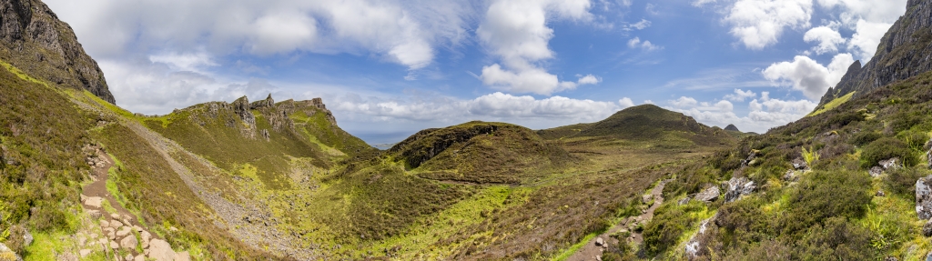 Der Quiraing Walk im Anstieg zu einem Sattel zwischen dem Meall na Suiramach (543m) und dem Leac nan Fionn (370m), Isle of Skye, Schottland, Juni 2024.