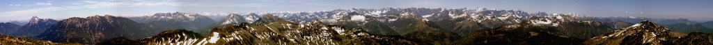 Blick über die noch verschneiten Rofan- und Karwendel-Berge im Süden des Juifen (1987m) vom Guffert (2194m) auf der linken Seite über Rofan, Karwendel und Wettersteingebirge bis hin zur Zugspitze (rechts), Bayerische Voralpen, 2004