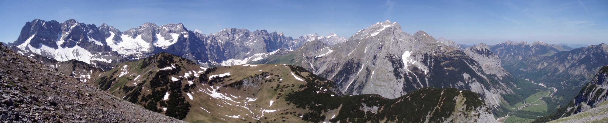 Blick zu Lamsenspitze und Laliderer Wänden vom Aufstieg auf das Sonnjoch (2458 m)