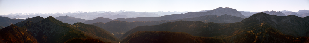 Panorama vom Gipfel des Risserkogels (1825m) in Richtung Süden: Schinder (1808m), Guffert (2194m) und Blauberge mit Halserspitz (1862m); im Alpenhauptkamm sind Großglockner und Großvenediger zu erkennen, Bayerische Voralpen, Ende Oktober 2005