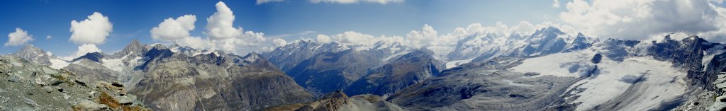 Blick über Gabelhorn, Weisshorn, Gornergrat mit Riffelberg, Zermatt, die Saaser 4000-er, das Monte Rosa Massiv bis hin zu Dufourspitze, Castor, Pollux und Breithorn (4159m) von der Terrasse der Hörnli-Hütte (3260m) aus, Zermatt, Schweiz, 2003