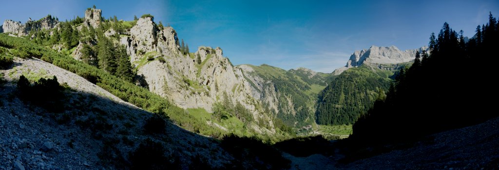 Blick durchs Gumpenkar hinab auf den Großen Ahornboden, die Eng und gegenüber auf das Lamsenjoch, August 2008