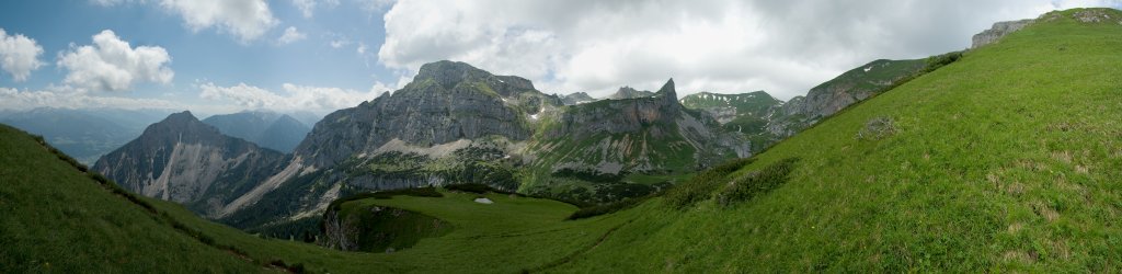 Panorama von der Schermsteinalm im Rofan mit Blick auf Ebenerjoch, Haidachstellwand, Grubalackenspitze und Rofanspitze, Juni 2008