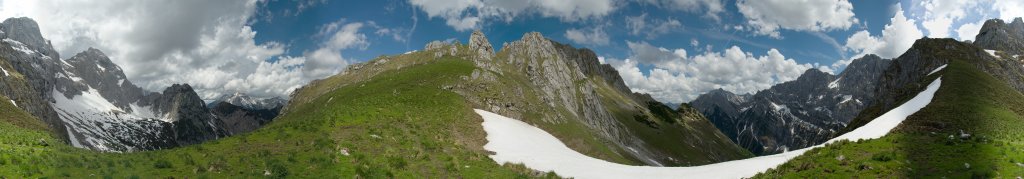 Panorama aus der Torscharte im Karwendel mit Blick auf Östliche Karwendelspitze, Soiernspitze, Torkopf und Torwände; Juni 2008