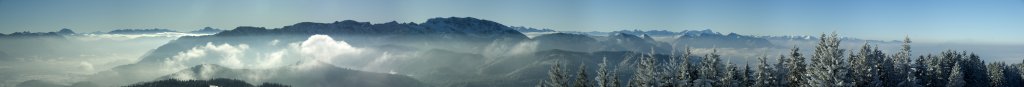 Blick vom Zwiesel (1348m) auf das winterliche Lenggrieser Tal und die Benediktenwand (1801m)