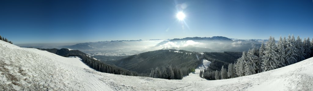 Blick vom Zwiesel (1348m) auf das winterliche Lenggrieser Tal und die Benediktenwand (1801m)