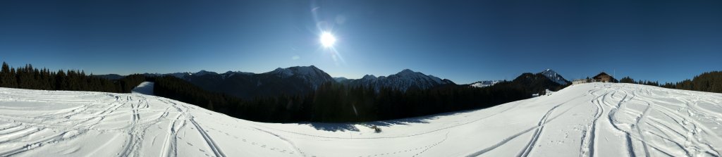 Blick auf Wendelstein, Wallberg, Hirschberg, Auerkampen und Fockenstein von der Aueralm (1300m) aus