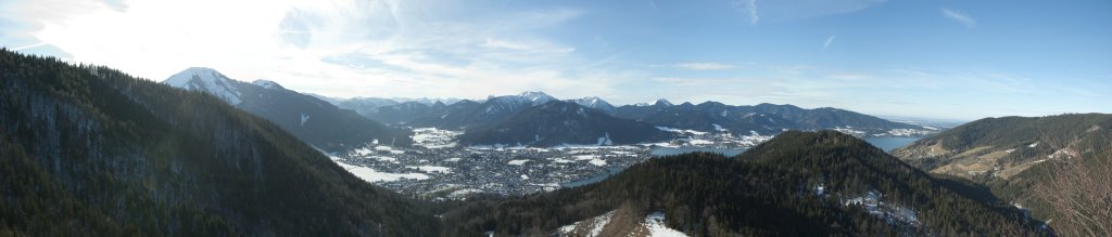 Blick vom Riederstein über Rottach-Egern und den Tegernsee auf das verschneite Karwendel, Roß- und Buchstein, Hirschberg und Fockenstein