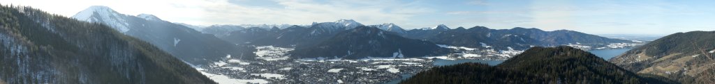 Blick vom Riederstein über Rottach-Egern und den Tegernsee auf das verschneite Karwendel, Roß- und Buchstein, Hirschberg und Fockenstein