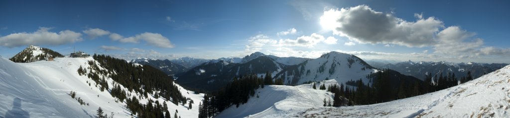 Panorama von der Terrasse der Wallberg-Kapelle in Richtung Wallberg (1722m), Bergstation der Wallbergbahn bis hinüber zum Wallberghaus und Setzberg (1712m)