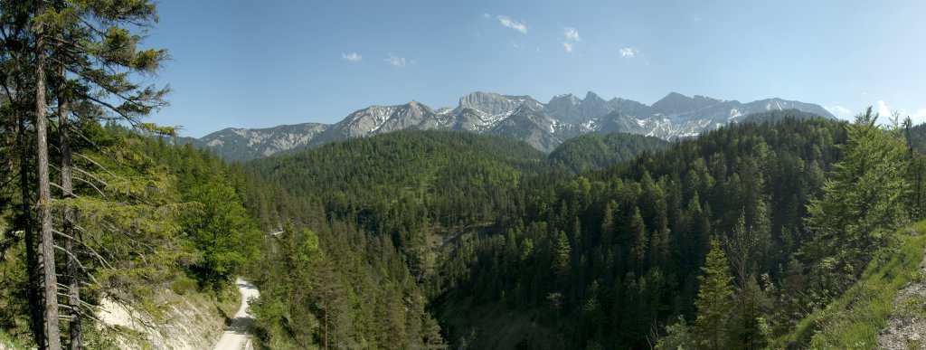 Blick über die Nordseite des Rofan mit Sagzahn, Rofanspitze und Hochiss vom Abstiegsweg vom Unnütz in Richtung Steinberg
