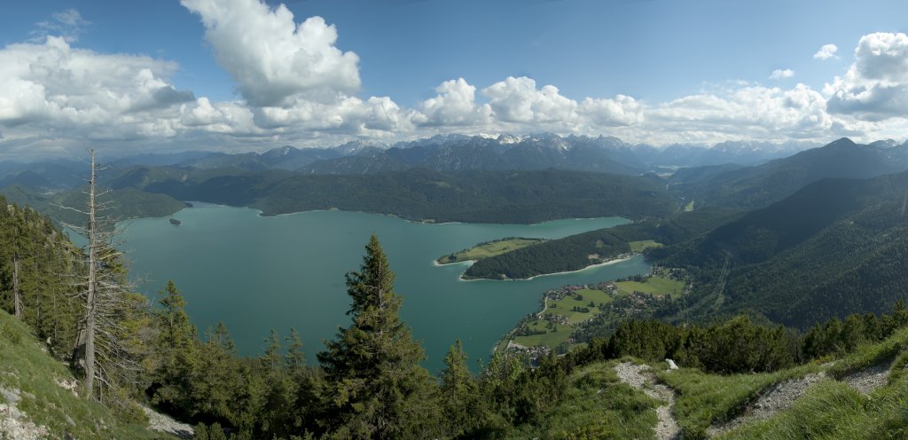 Panorama von der Bergstation der Herzogstandbahn über Walchensee, Karwendel und Soierngebirge, Bayrische Voralpen