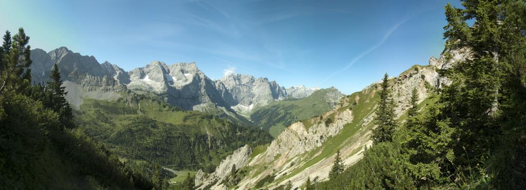 Blick vom Binssattel auf die Karwendelkette von der Lamsenspitze bis zu den Laliderer Wänden, Karwendelgebirge