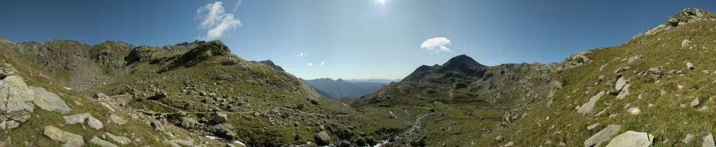Am Grünsee (Spronser Seen) oberhalb von Oberkaser mit Blick auf das Spronser Tal; in Bildmitte der Mutspitz (2294m), Texelgruppe, Südtirol