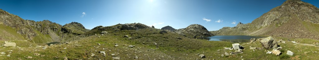 Spronser Seen: 360-Grad-Panorama ueber Grün- und Langsee; Über dem Grünsee erheben sich Schieferspitz (2815m) und Schwarzkopf (2805m) während links vom Langsee der Spronser Rötelspitz (2625m) zu sehen ist und über dem See sich der Tschigat (2998m) erhebt, Texelgruppe, Südtirol