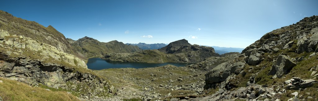 Spronser Seen: Milchsee vom Aufstieg zur Milchseescharte, Im Hintergrund der Spronser Rötelspitz (2625m); am Horizont wird langsam die lange Kette der Dolomitengipfel sichtbar, Texelgruppe, Südtirol
