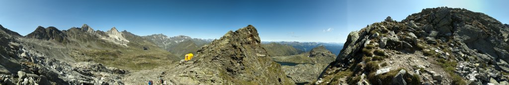 Spronser Seen: 360-Grad-Panorama aus der Milchseescharte (2007m) mit Bivaco G. Lammer; von diesem Standort eröffnet sich der Blick sowohl nach Norden ins Lazinser Tal als auch nach Süden ins Spronser Tal und weiter zu den fernen Dolomitengipfeln; in der Bergkette im Nordwesten reihen sich Tschigat (2998m), Lazinser Rötelspitz (3037m), Lodner (3228m), Hohe Weisse (3278m) und die Hohe Wilde (3480m) anneinander; im Süden schaut man direkt auf den Spronser Rötelspitz (2625m), Texelgruppe, Südtirol